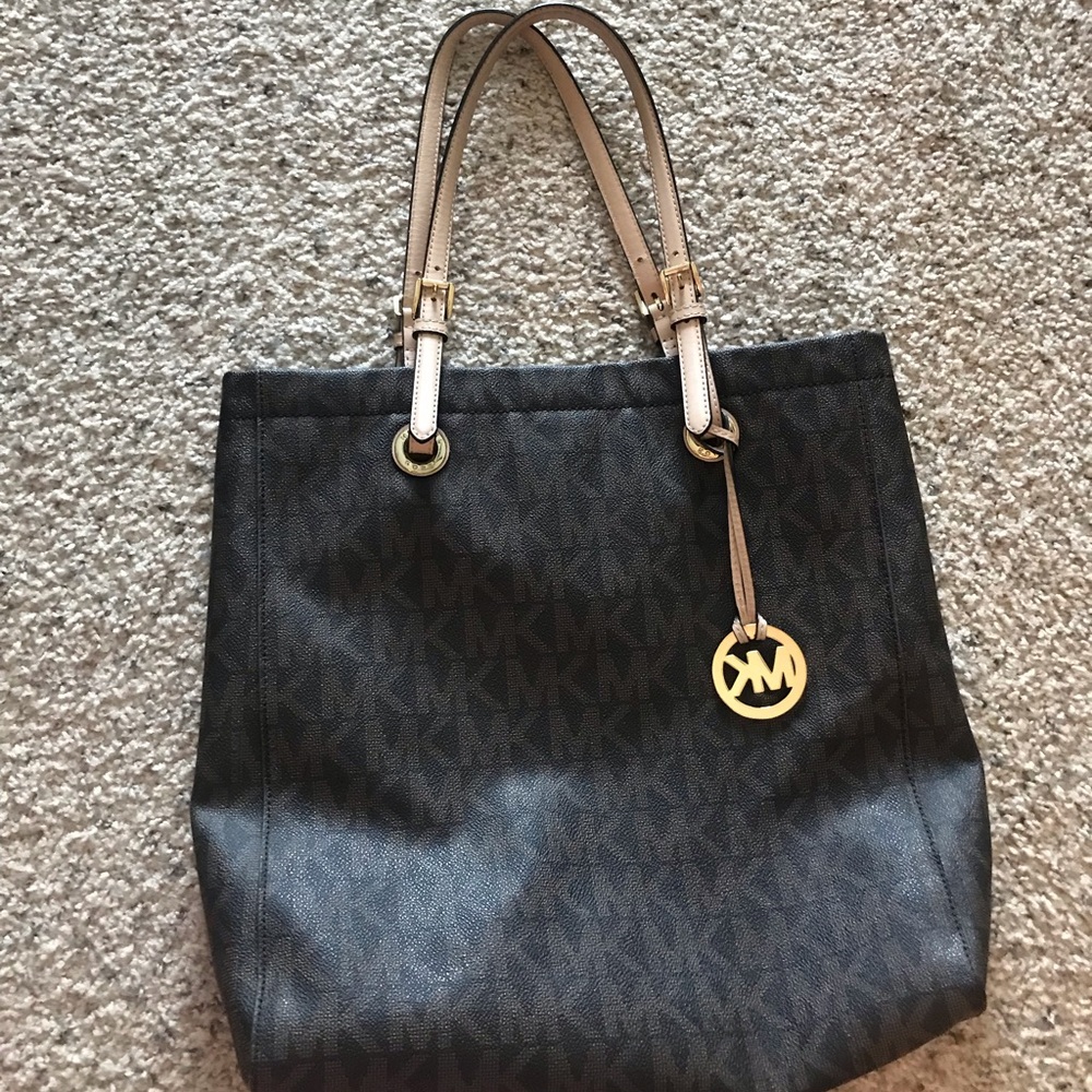 Gently used Michael Kors purse 👛